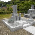 舞鶴市東舞鶴で愛媛県産大島石のお墓を建立。お参りと掃除が大変なお墓から建てなおし、自社工場で加工